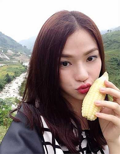 Thu Thủy nhí nhảnh tạo dáng.