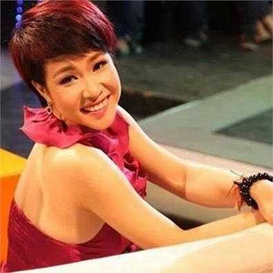 Uyên Linh xinh đẹp, rạng rỡ.