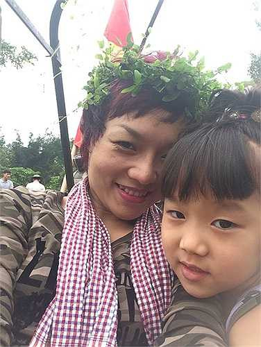 Thái Thùy Linh nô đùa bên cô công chúa bé nhỏ.