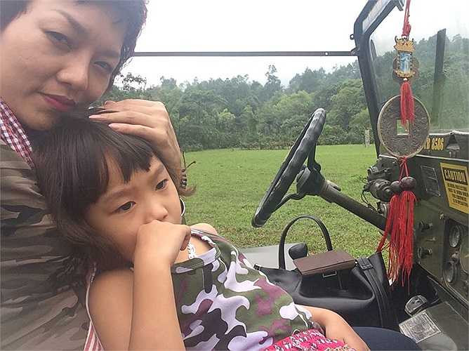 Hai mẹ con quấn quýt.