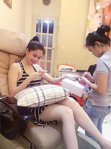 Ngọc Trinh khoe ảnh đi làm đẹp cùng cô em gái Linh Chi.