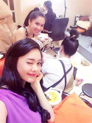 Hai chị em vừa làm đẹp vừa chụp ảnh 'tự sướng'.