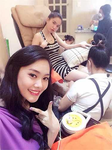 Linh Chi nhí nhảnh chụp ảnh cùng đàn chị.