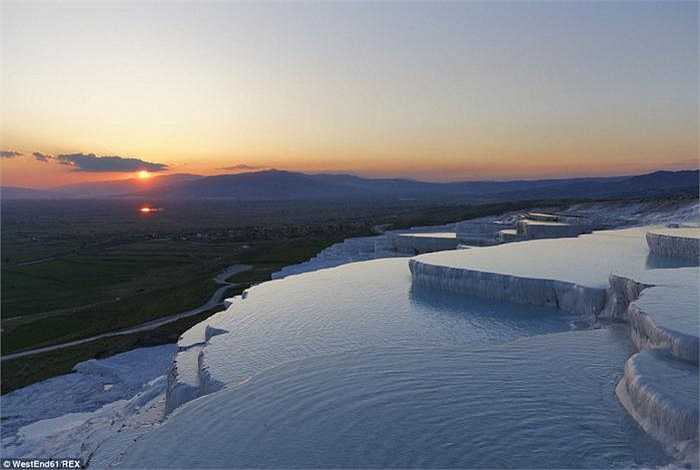 Bể bơi vô cực - infinity pools - là thuật ngữ để chỉ những bể bơi phẳng, không có thành bể, khiến người bơi cảm giác đang trôi theo dòng nước đến vô cùng. Trong ảnh là bể bơi đá hoa vôi hình bậc thang - di sản thế giới ở Pamukkale - Thổ Nhĩ Kỳ. 