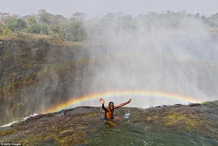Bể bơi Ác quỷ - Thác Victoria - Zambia không dành cho người yếu tim. Bể bơi gắn với thác nước nổi tiếng, ở độ cao hơn 102m và nhờ một bức tường đá, người bơi khỏi bị cuốn tới mép bể. Chỉ an toàn khi bơi ở đây vào mùa khô, từ tháng 8 tới tháng 1. 