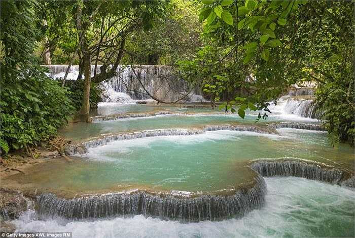 Thác nước Kuang Si ở Luang Prabang - Lào gồm 3 tầng. Các bể bơi được hình thành trên mỗi tầng bậc thang này từ nhiều năm qua. 