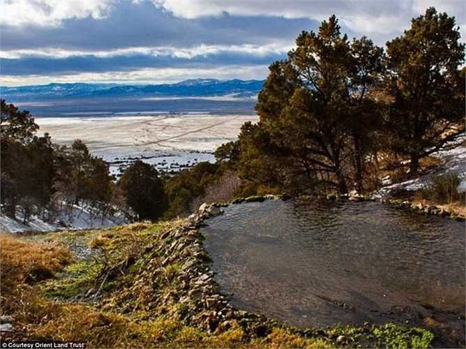 Một chặng leo núi khá đơn giản sẽ đưa du khách tới Top Ponds thuộc Valley View Hot Springs, Villa Grove, bang Colorado - Mỹ. Đây là chùm 3 bể bơi chảy vào nhau, với nhiệt độ có thể đạt 40 độ C. 