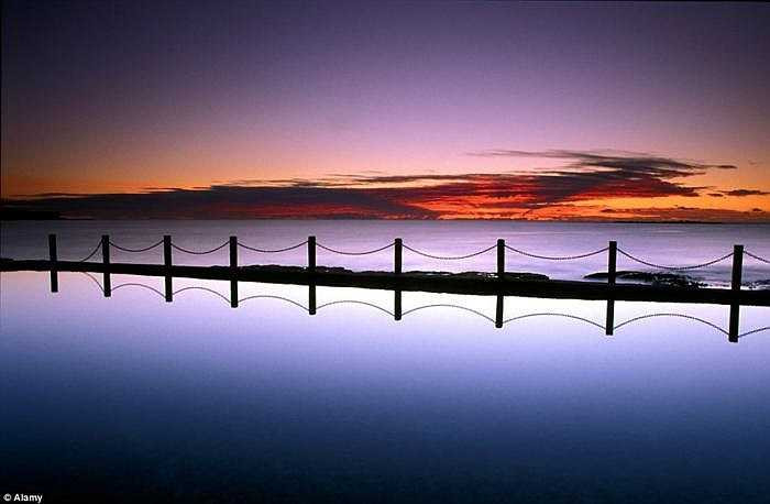 Sydney có rất nhiều bể bơi hình thành do thủy triều dọc theo bờ biển nhưng bể bơi Mclvors và Wylie's Bath ở Bãi biển Coogee mới là đẹp nhất. Trong bức ảnh này, bạn sẽ khó có thể nói đâu là chỗ bể bơi dừng lại và đâu là điểm đại dương bắt đầu. 