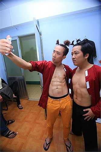 Trấn Thành bị bắt gặp khi đang 'tự sướng' khoe bụng 6 múi trong hậu trường chương trình 'Ơn giời! Cậu đây rồi!' 