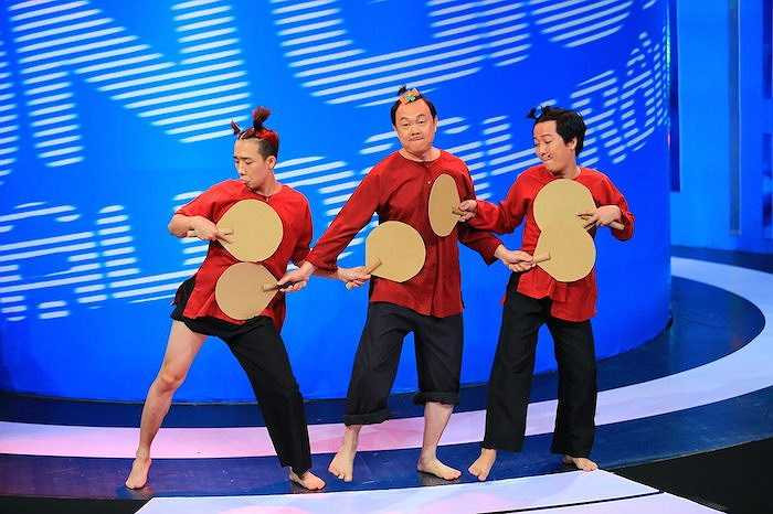 Trong hoạt cảnh, câu chuyện ba 'thằng bờm' với chiếc quạt mo đã khiến cả khán phòng cũng như giám khảo Hoài Linh cười nghiêng ngả. 