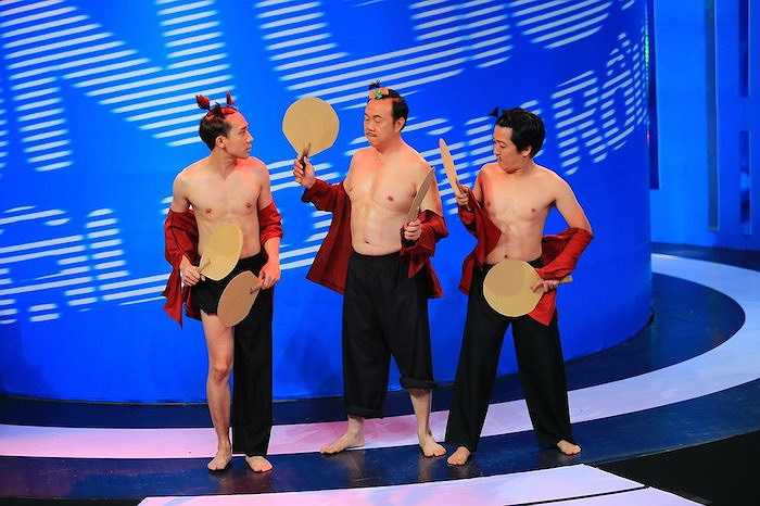 Ba 'thằng bờm' khoe bụng sáu múi trên sân khấu.