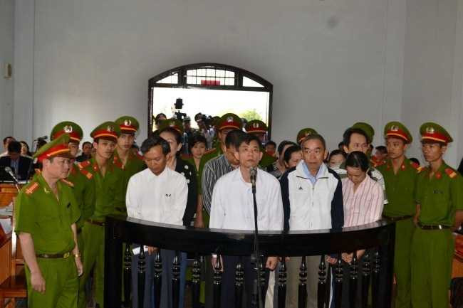 Xử 'đại án' tham nhũng ở Đăk Nông: Thu nợ đúng luật, sao phải trả lại?