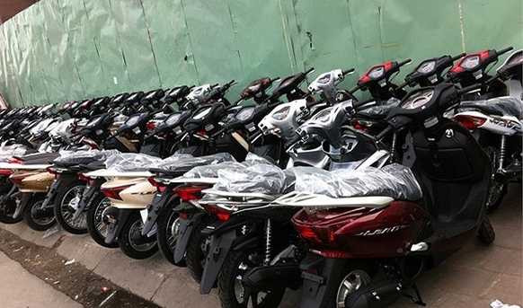 Xe máy xếp hàng dài chờ người mua