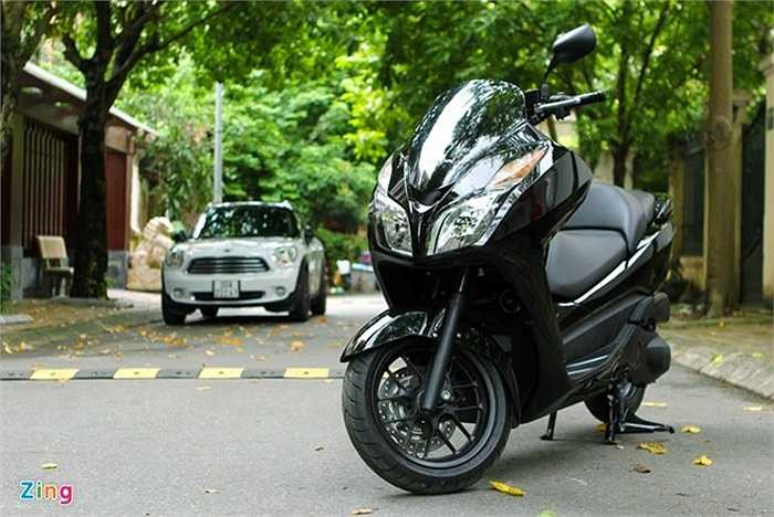 Do đó, khi mang Forza trở lại ở phiên bản mới, động cơ của xe được nâng cấp và bổ sung thêm sự thực dụng. Nhiều người đã ví von, Forza 300 là phiên bản maxi scooter của mẫu xe ga phổ thông PCX.