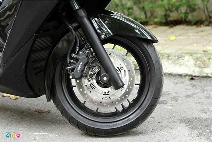 Forza 300 ABS được trang bị hệ thống phanh đĩa thủy lực 2 pít-tông phía trước. Đĩa phanh đường kính 256 mm tích hợp chống bó cứng phanh ABS và hệ thống phanh kết hợp CBS.