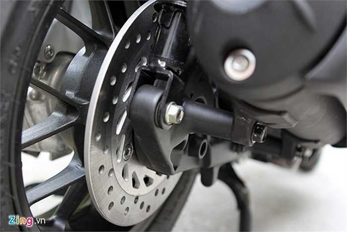 Phanh đĩa sau đường kính 240 mm, 1 pít-tông, đi kèm chống bó cứng phanh ABS.