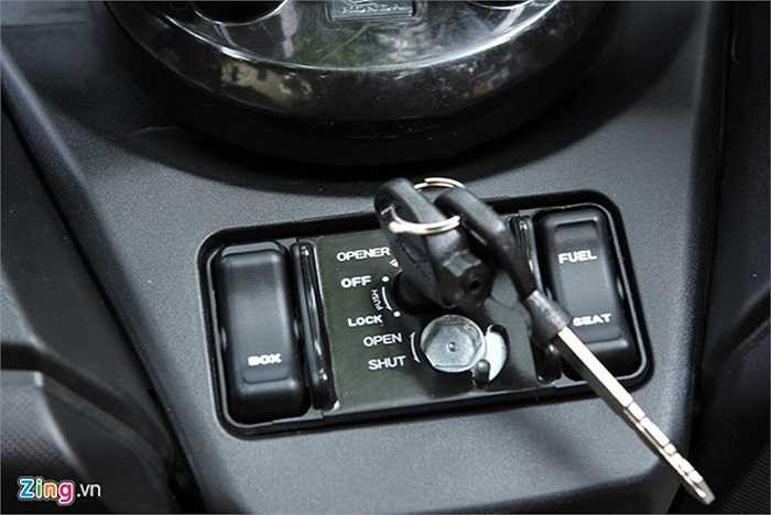 Ổ khóa đa năng, với các nút bấm mở cốp, mở nắp bình xăng và mở hộc đồ trước và có khóa từ bảo vệ.