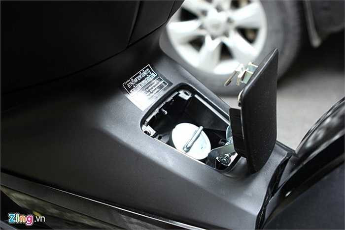 Bình xăng được đặt ở khoảng giữa xe, nên tăng thêm không gian sử dụng cho cốp xe và thuận tiện khi đổ xăng. Bình xăng xe dung tích 11,6 lít.