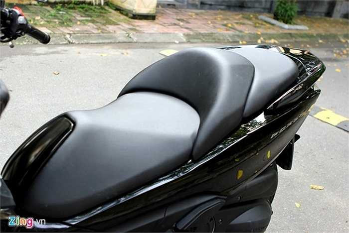 Thiết kế yên xe dài, rộng, chỗ ngồi người lái có thêm tựa lưng. Thiết kế này giúp Forza trở thành một lựa chọn tốt cho những chuyến đi xa. 