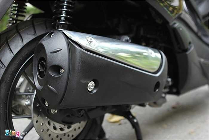 Thiết kế ống pô của Forza 300 khá lớn, có nét giống với ống pô của SH 300i. Forza 300 ABS 2014 được trang bị động cơ 4 thì, xi-lanh đơn, dung tích 279 phân khối, làm mát bằng dung dịch 