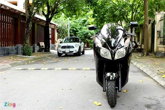 Tại thị trường Việt Nam, Forza 300 ABS là một trong số những mẫu maxi scooter được nhập về phân phối qua các đại lý bán lẻ. Giá bán của Forza 300 ABS 2014 tại Việt Nam rơi vào khoảng gần 300 triệu đồng (Theo Zing) 