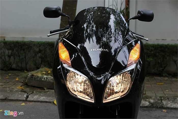 Forza 300 ABS 2014 cũng được trang bị kính chắn gió ở phần đầu xe. Cụm đèn pha đôi thiết kế khá dữ dằn. Hai đèn xi-nhan nằm phía trên, đồng thời đóng vai trò là đèn định vị và đèn xin ưu tiên (cả hai đèn cùng nháy).