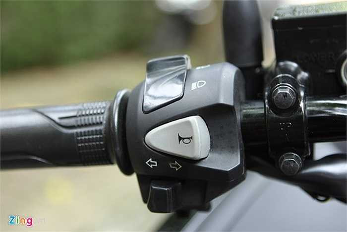 Các nút bấm chức năng bên trái không có sự khác biệt so với những mẫu xe ga phổ thông khác. Phía trước có thêm nút bấm passing.