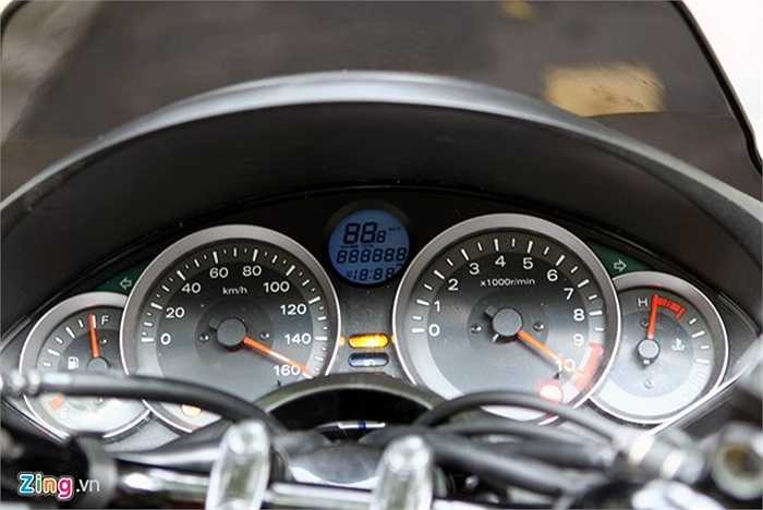 Cụm đồng hồ hiển thị trên Forza 300 ABS khá giống với thiết kế dành cho ô tô. Cụm đồng hồ to, tách biệt đồng hồ công-tơ-mét và đồng hồ đo vòng tua. Ngoài ra, phía trên còn có thêm màn hình điện tử, hiển thị một số thông tin khác như thời gian, hành trình... 