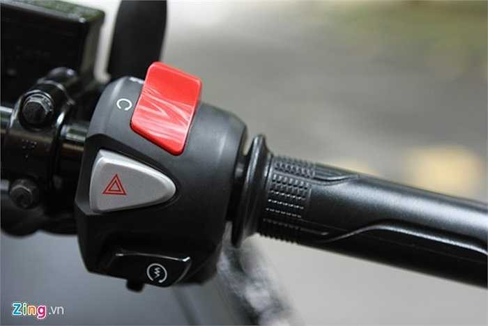 Nút chức năng bên phải gồm khởi động, khóa động cơ và xin ưu tiên.