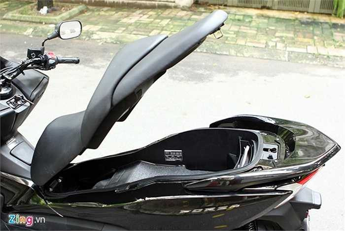 Honda đã tăng thêm tính thực dụng cho Forza 300 ABS. Cụ thể cốp dưới yên xe có diện tích sử dụng lớn, chứa vừa 2 mũ bảo hiểm 3/4 và nhiều đồ đạc cá nhân khác. Cốp xe được mở bằng nút bấm cạnh ổ khóa.