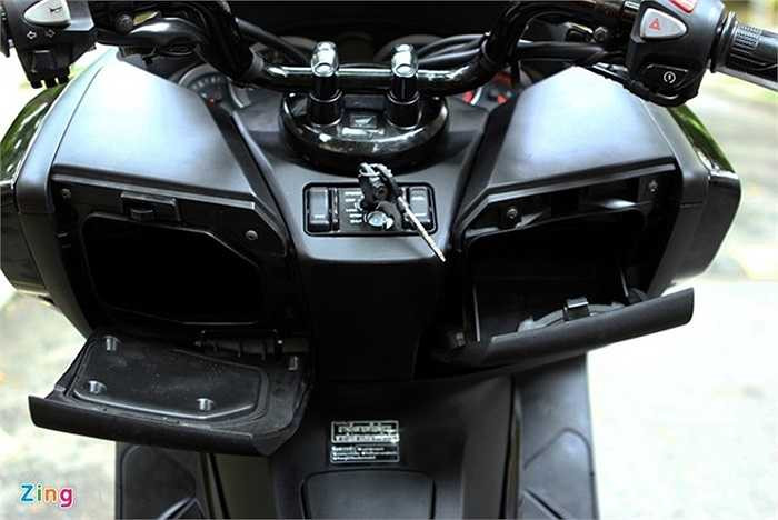 Ngoài cốp để đồ dưới yên xe, Forza 300 ABS còn có 2 hộc đồ nhỏ phía trước. Hộc đồ bên trái có khóa bằng nút bấm trên ổ khóa, bên trong có cổng sạc USB dành cho các thiết bị điện tử.