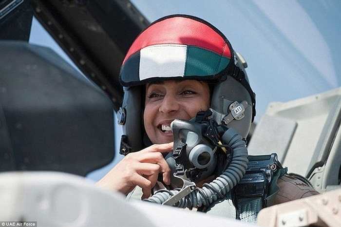 Nữ phi công Mariam al-Mansouri 35 tuổi đã chỉ huy một phi đội UAE tham gia chiến dịch không kích IS