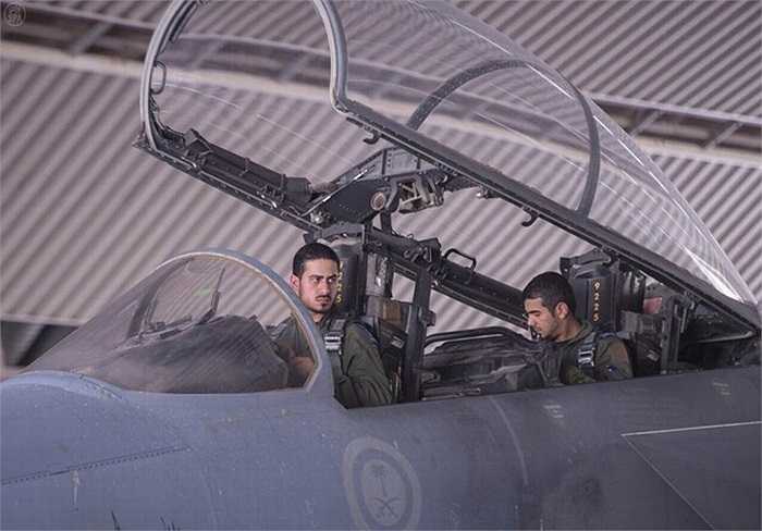 Hoàng tử Khaled bin Salman lái chiến đấu cơ tham gia chiến dịch không kích mục tiêu IS ở Syria