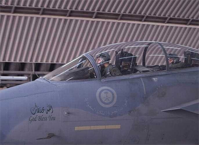 Hoàng tử Khaled bin Salman trên chiến đấu cơ hôm 23/9