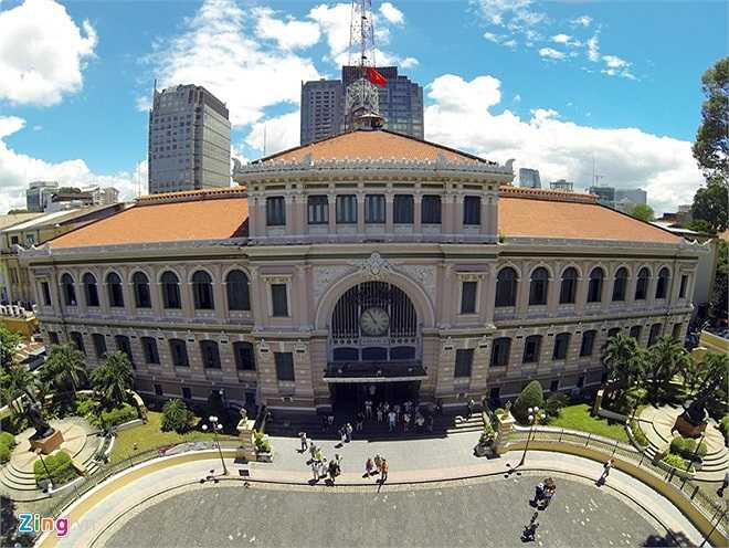 Bưu điện trung tâm Sài Gòn là một trong những công trình kiến trúc tiêu biểu của thành phố Hồ Chí Minh, nằm ở số 2 đường Quảng trường Công xã Paris (phường Bến Nghé, quận 1). Đây là tòa nhà được người Pháp xây dựng từ những năm 1886–1891 theo đồ án thiết kế của kiến trúc sư Villedieu cùng phụ tá Foulhoux. Công trình kiến trúc mang phong cách châu Âu kết hợp với nét trang trí châu Á. Nhiều du khách đã một lần đặt chân tới Sài Gòn thường không thể nào bỏ qua địa danh tham quan đặc biệt ấn tượng nà