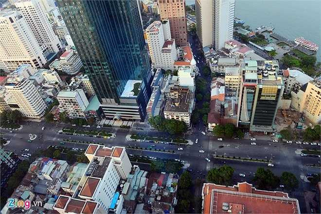 Đường Nguyễn Huệ, một trong những con đường đẹp nhất của TP.HCM tại phường Bến Nghé (quận 1). Đường trải dài từ trước trụ sở UBNDTP và tượng đài Hồ Chí Minh đến bến Bạch Đằng với nhiều tòa nhà cao tầng và những trung tâm thương mại mua bán sầm uất, thu hút rất nhiều khách viếng thăm và trở thành một địa chỉ quen thuộc cho những vị khách du xuân. Hàng năm triển lãm Đường hoa Nguyễn Huệ được tổ chức từ ngày 28/12 âm lịch đến hết mùng 4 Tết thu hút hàng trăm nghìn người tham quan.