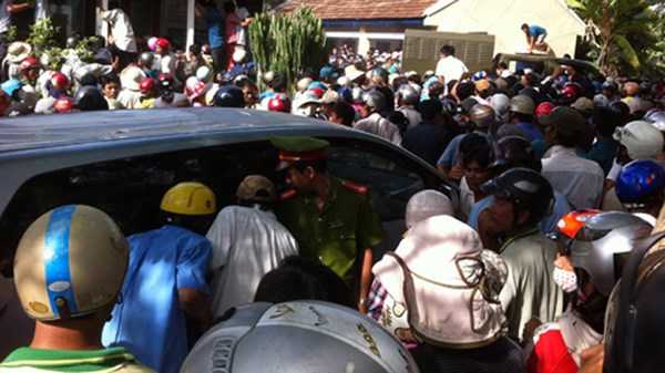 Nghi 'bắt cóc trẻ em, mổ bụng': Ngàn người bao vây ô tô