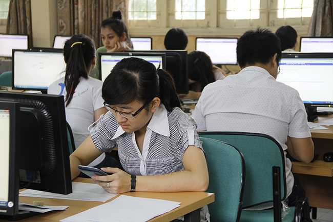 Thí sinh Đại học quốc gia Hà Nội làm bài thi đánh giá năng lực (Ảnh: Bùi Tuấn)