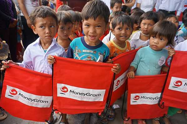 Trẻ em mầm non K'Xeng vui mừng vì có ngôi trường mới