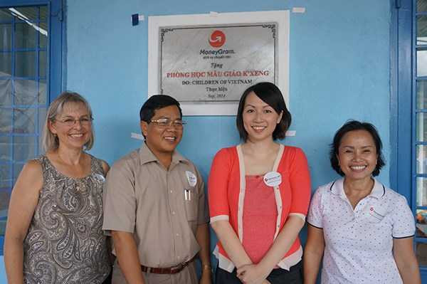 Trẻ em nghèo Quảng Nam không còn phải mặc áo mưa đi học