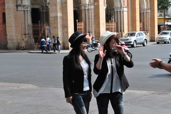 Cả hai ăn mặc đơn giản khi tham gia ảo thuật đường phố.