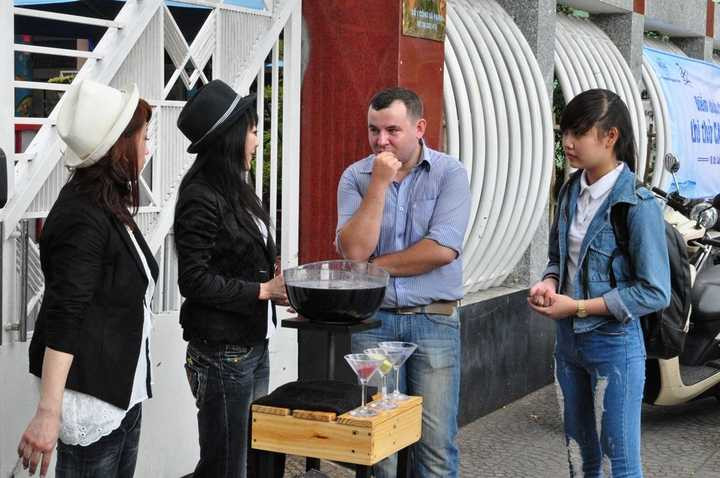 Một bạn trẻ bất ngờ khi được mời tham gia.