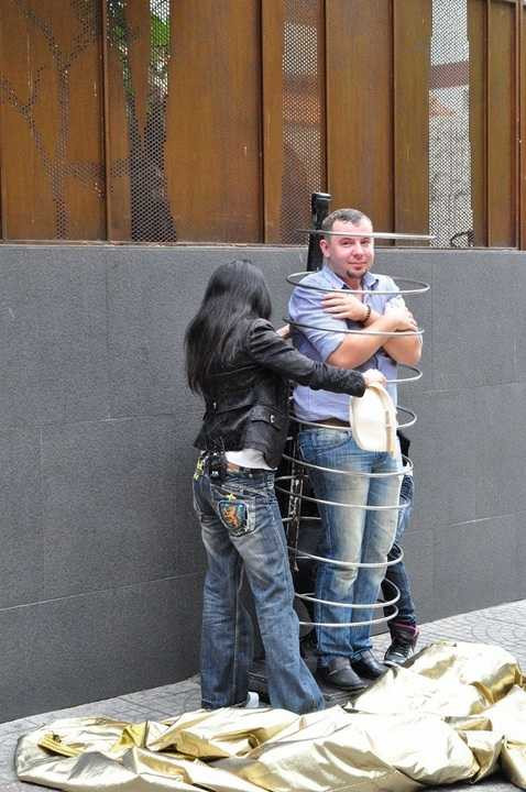 Adi đôi khi cũng trở thành “nạn nhân” bất đắc dĩ của Ai và Yuki khi lỡ chọc giận hai nàng.