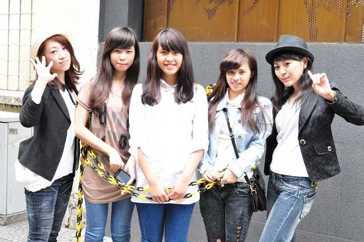 Một fan hâm mộ tươi cười chụp ảnh cùng hai ảo thuật gia.