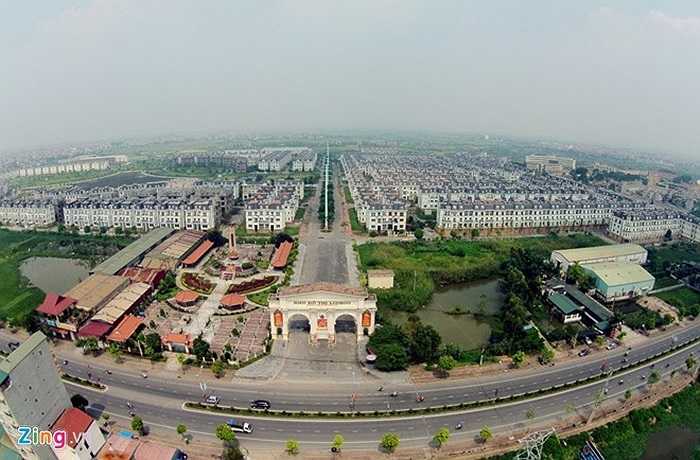 Nằm ở phía Bắc quốc lộ 32, cách trung tâm thủ đô khoảng hơn 10km về phía Tây, khu đô thị Lideco với hàng trăm ngôi biệt thự đang trong cảnh lạnh lẽo, hoang vắng. 