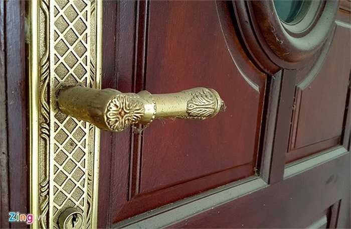 Cửa đóng then cài 24/24h, mạng nhện giăng khắp nơi. 