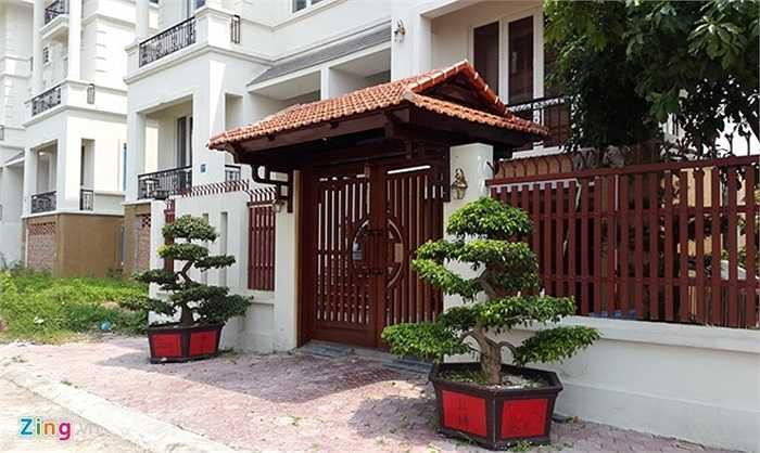 Một trong số ít ngôi biệt thự có người ở. 