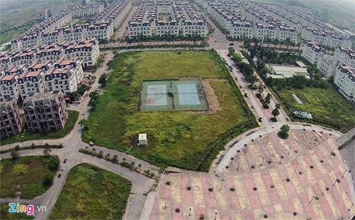 Sân quần vợt nằm giữa khu đô thị chưa dùng đã cũ bẩn, xuống cấp. 