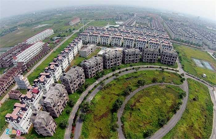 Nhìn từ trên cao, nơi đây quy hoạch khá bài bản. Phía đông chủ yếu bố trí các nhà biệt thự song lập, nhà liền kề và nhà liền kề có vườn, nhà ở, lô phố. Khu vực thứ hai nằm ở phía tây, là trái tim của khu đô thị với một hồ lớn đặt ở trung tâm tạo cảnh quan cho các công trình xung quanh. 