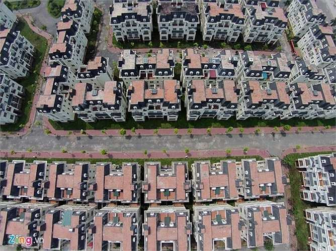 Toàn khu được bố trí tự nhiên, các vỉa hè lát gạch nhiều màu sắc khác nhau tạo nên sự mềm mại. 